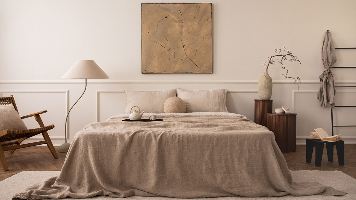 Room with neutral tones, decor
