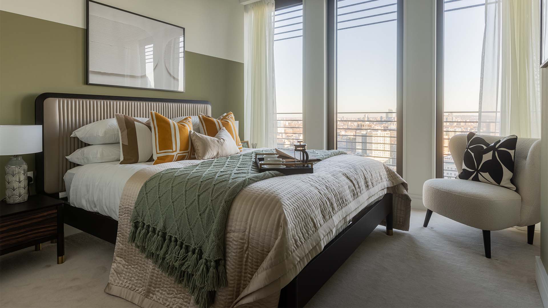 Modern London Bedroom at One Bishopgate Plaza