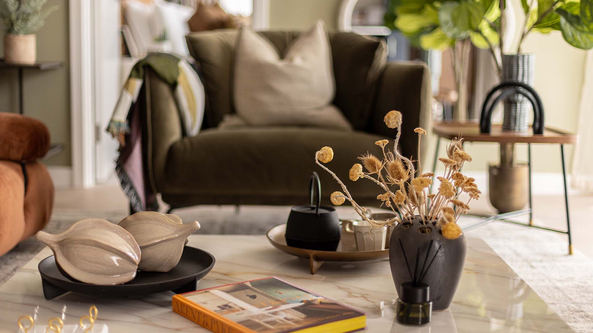 Warm interior with dried flowers at Fulton & Fifth