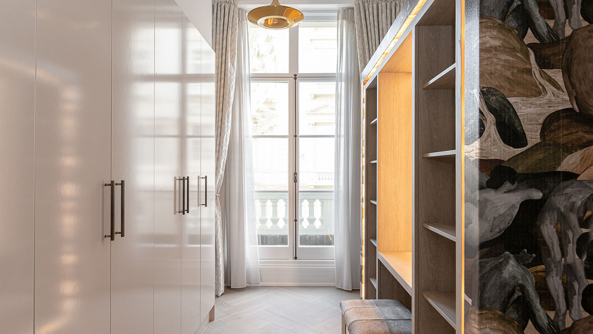 Compact to Grand: Bespoke Dressing Room Solutions Tailored to Any Space