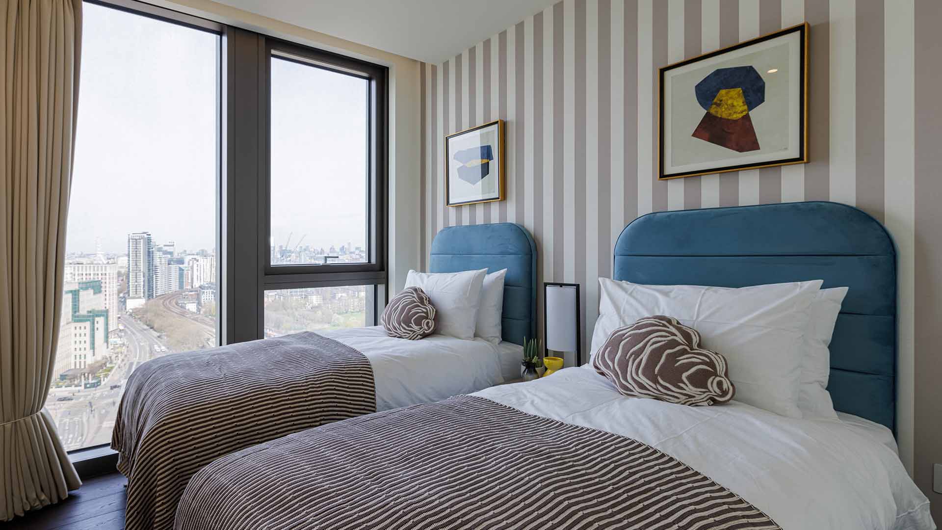 Triptych Bankside Twin Bedroom with City View