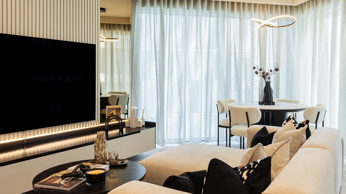 Spacious, professionally furnished living room in a London flat by InStyle Direct