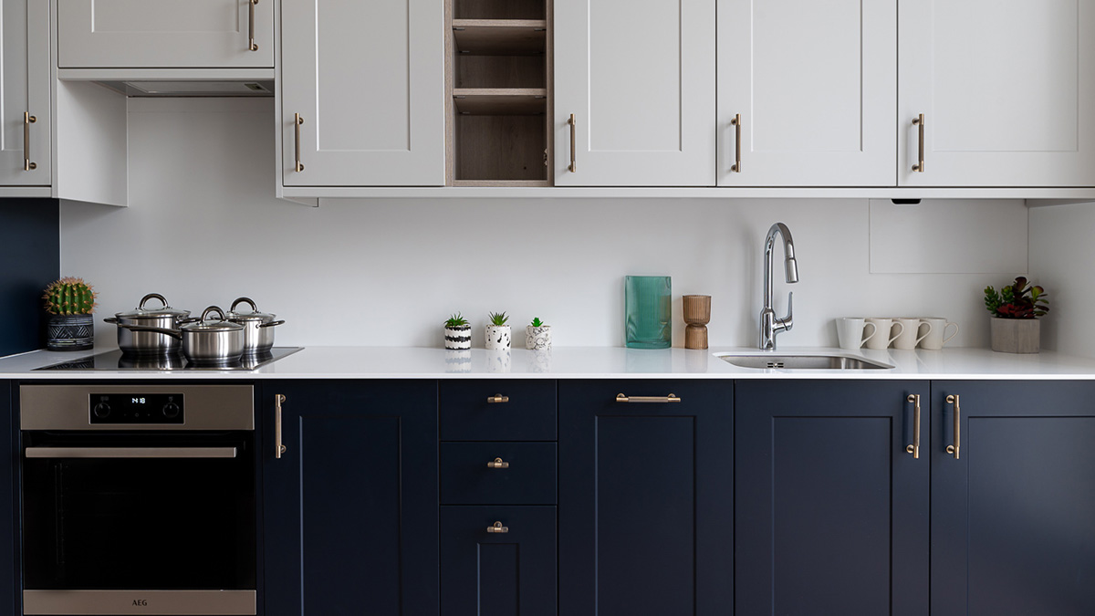 <Refurbishment & Installation