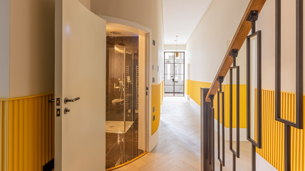 <Refurbishment & Installation